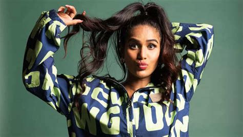 ‘GETTING HOT’: Poonam Pandey crosses all limits of boldness。